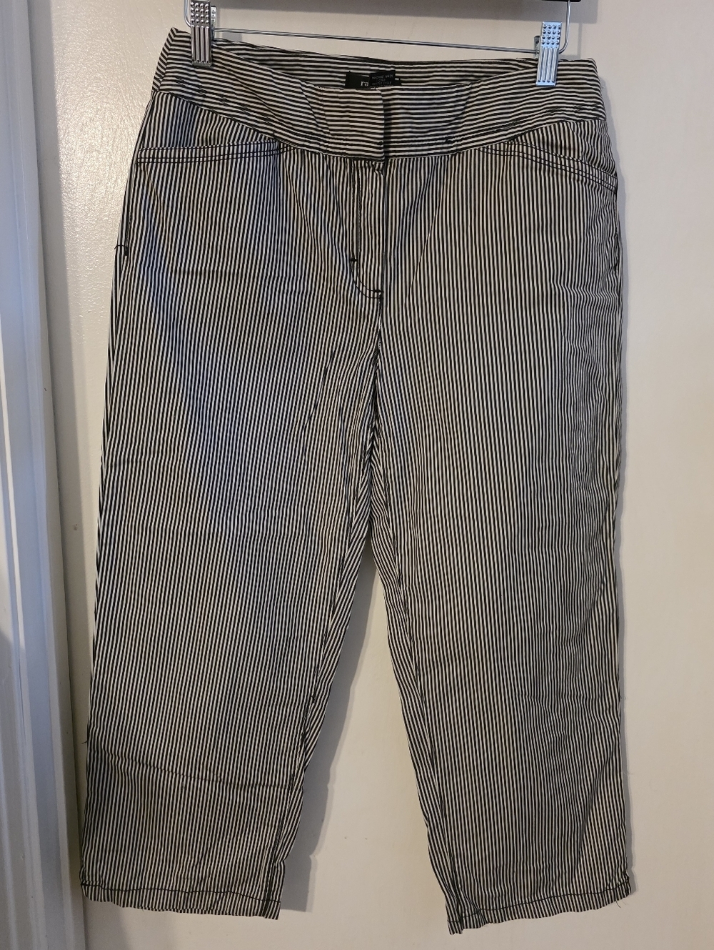 Rafaella Black & White Pinstripe Cropped Pants Size 8 - Picture 1 of 6
